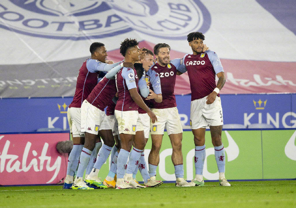 集体单膝致 集体单膝致